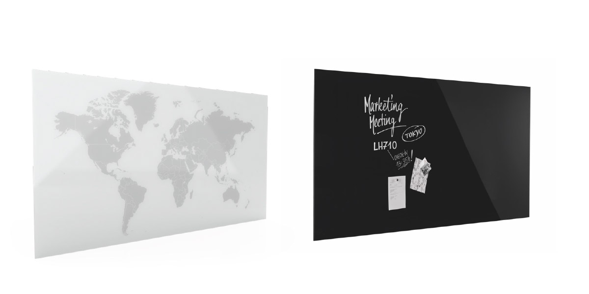 Glasboard mit Weltkarte und ein schwarzes beschriebenes Glasboard